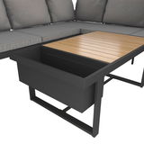 Lounge-Set mit grauen Kissen und einem Tisch mit Holzplatte, seitliche Perspektive