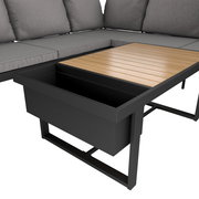 Lounge-Set mit grauen Kissen und einem Tisch mit Holzplatte, seitliche Perspektive