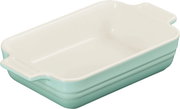 Rechteckige Keramik-Auflaufform in Mintgrün mit cremefarbener Innenfläche und Griffmulden, schräg von oben in 3/4-Perspektive freigestellt