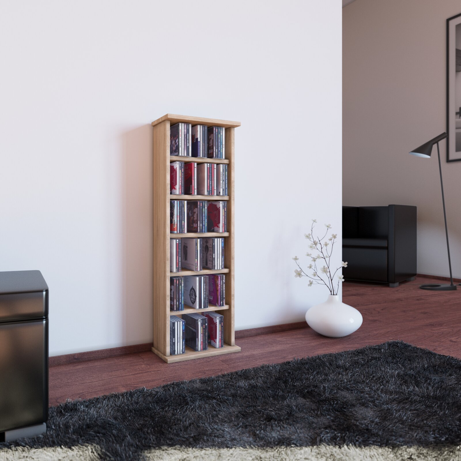 Schmales CD-Regal aus hellem Holz mit mehreren Fächern, frontale Ansicht in leichter Schrägperspektive im Wohnzimmer an weißer Wand, gefüllt mit CDs.