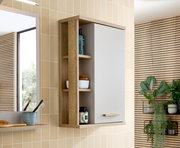 Moderner Hängeschrank mit Holzrahmen und weißer Tür, seitlich offene Regale, Badezimmerperspektive.