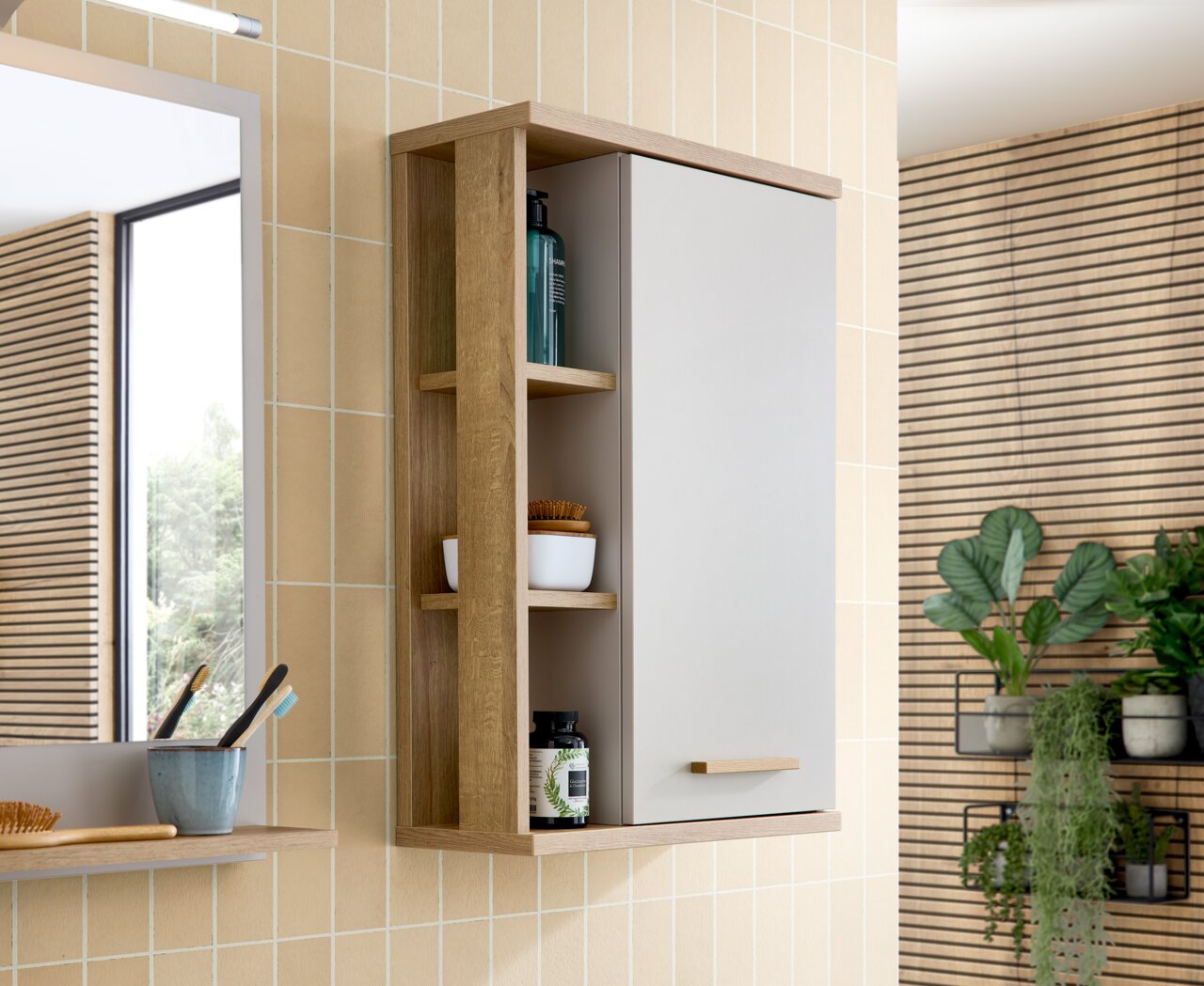 Moderner Hängeschrank mit Holzrahmen und weißer Tür, seitlich offene Regale, Badezimmerperspektive.