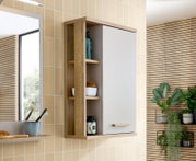 Moderner Hängeschrank mit Holzrahmen und weißer Tür, seitlich offene Regale, Badezimmerperspektive.
