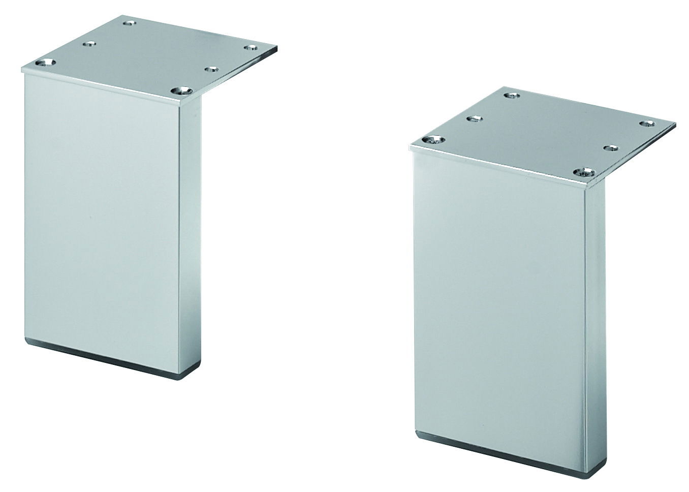 Sadena Sockelfuß-Set ZUBEHÖR Zwei silberne Sockelfüße aus Metall, frontal und leicht seitlich betrachtet, mit Befestigungslöchern an der Oberseite.