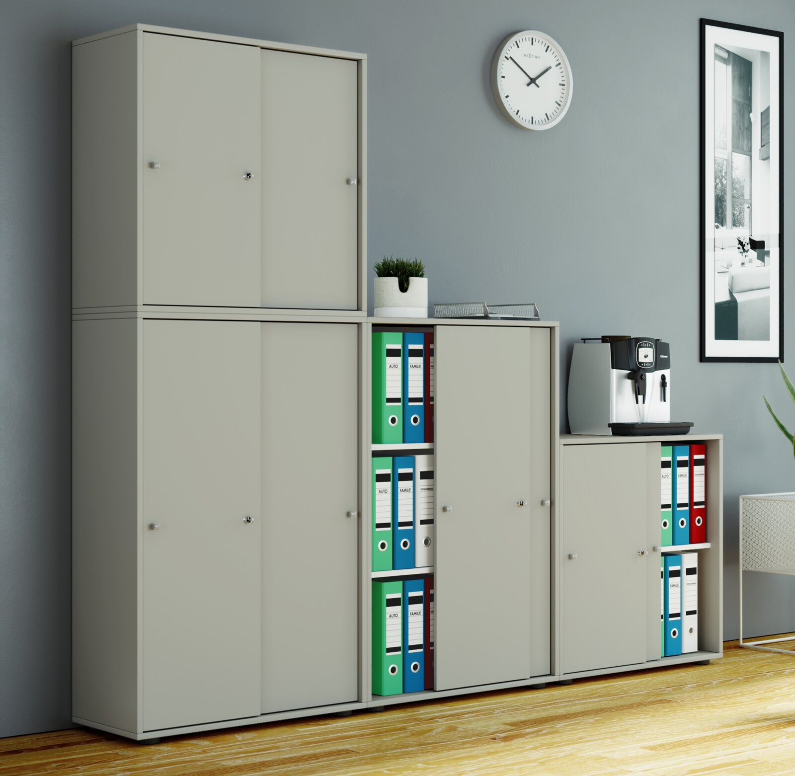 Modulares, hellgraues Büro-Aufbewahrungssystem mit Schranktüren und offenen Fächern mit Aktenordnern, aufgenommen in frontaler Perspektive mit leichtem Blick von rechts in einem modernen Raum.