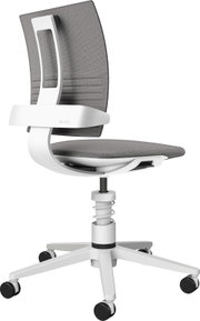 Ergonomische bureaustoel met grijze stoffen zitting en rugleuning, wit frame en vijfteens voet met wielen, schuin zijaanzicht op witte achtergrond