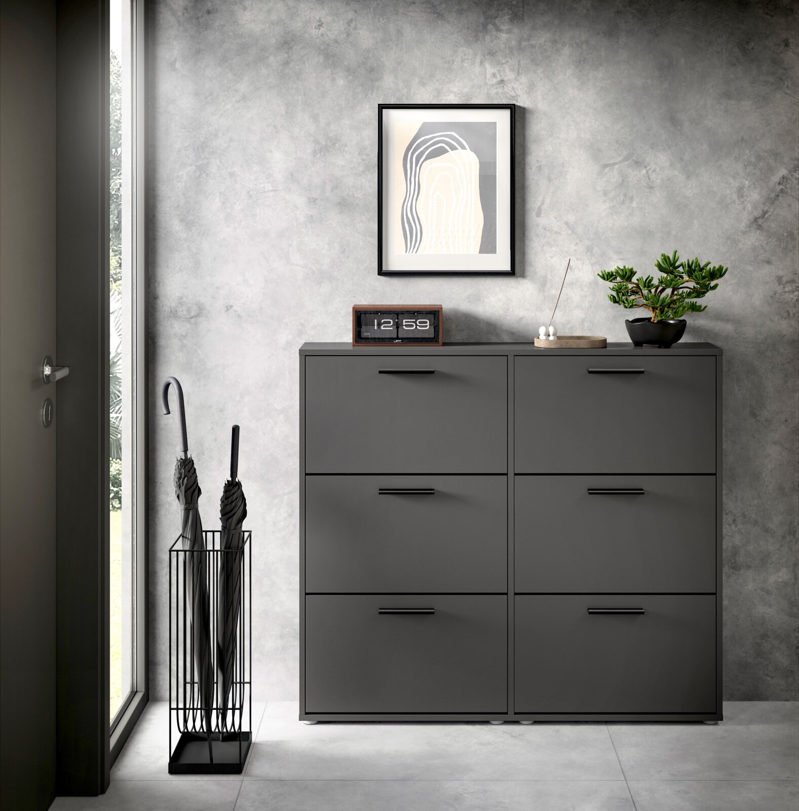 Carryhome Schoenenkistje voor 6 paar SAM Een set van zes schoenenrekjes in een modern, grijs ontwerp, van voren gefotografeerd, met decoratieve elementen zoals een klok en een plant erop.