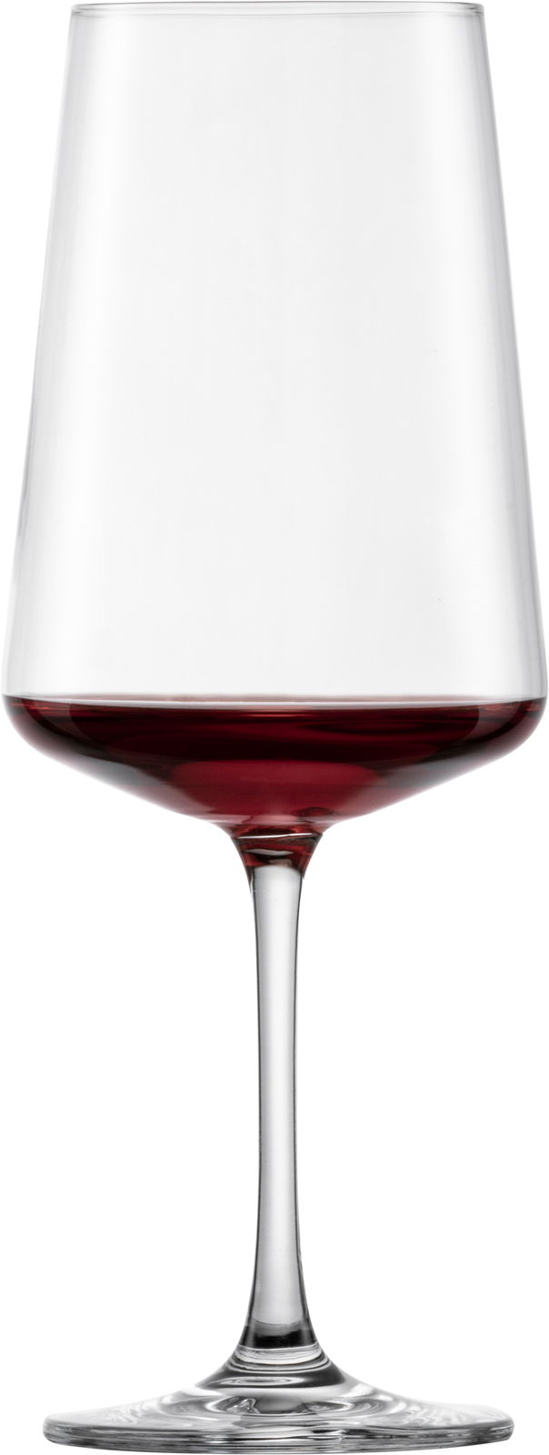 Ein elegantes Rotweinglas mit langem Stiel, gefüllt mit rotem Wein, aus der Frontalperspektive fotografiert.