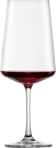 Ein elegantes Rotweinglas mit langem Stiel, gefüllt mit rotem Wein, aus der Frontalperspektive fotografiert.