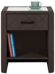 Nachtkommode in dunklem Stoff mit einer Schublade und einem offenen Fach, darauf eine Tasse. Frontalansicht.