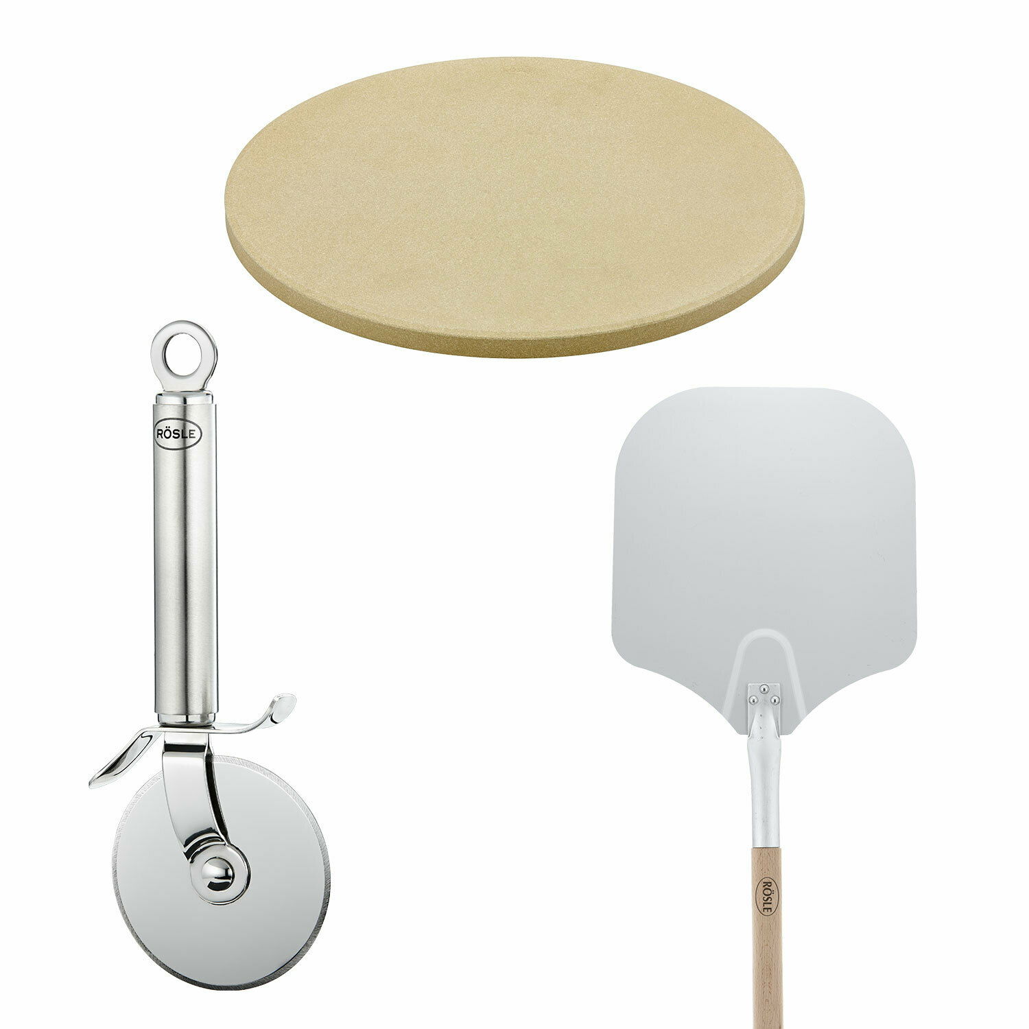 Pizza-Set bestehend aus einem runden Pizzastein, einem silbernen Pizzaschneider und einer Pizzaschaufel mit Holzgriff, aus der Vogelperspektive.