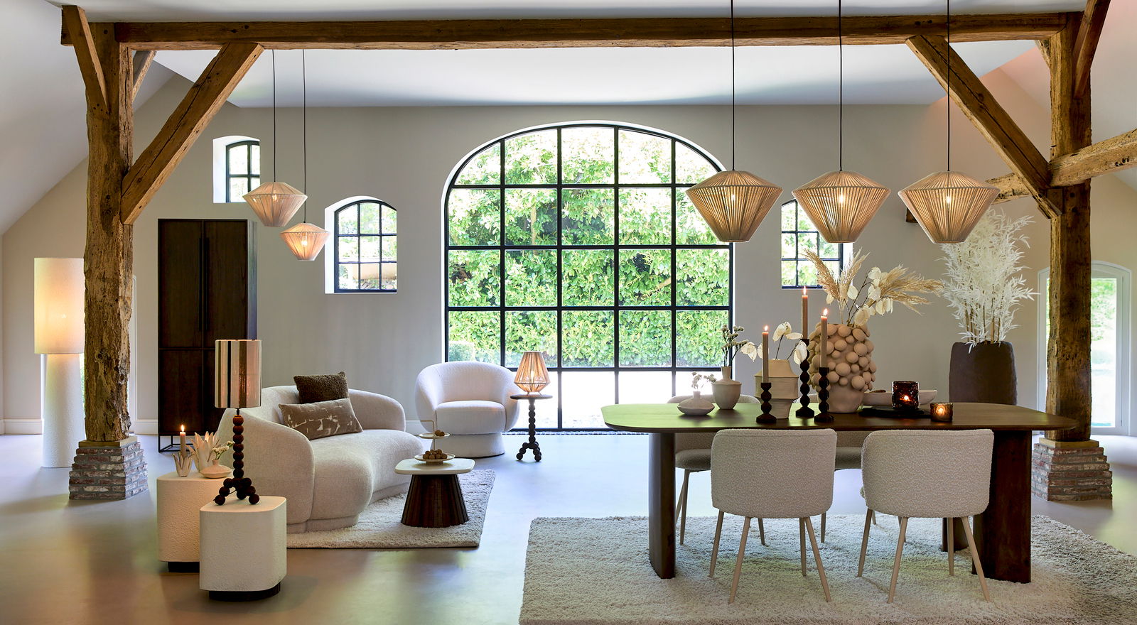 Hängeleuchte in einem modernen Wohnzimmer, aus der Perspektive über einem Esstisch hängend.