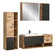 Moderne Badkombination in Holzoptik mit Spiegel- und Unterschrank, seitlicher Hochschrank und Waschbecken, Frontalansicht.