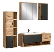 Moderne Badkombination in Holzoptik mit Spiegel- und Unterschrank, seitlicher Hochschrank und Waschbecken, Frontalansicht.