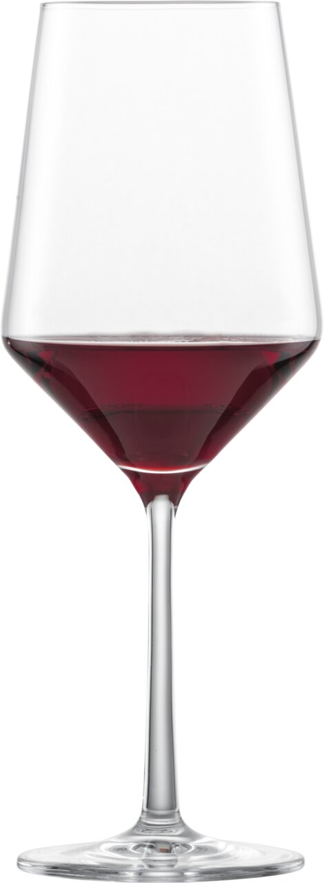 Ein elegantes Cabernet Rotweinglas aus der Pure-Serie, gefüllt mit Rotwein, in Frontalansicht.