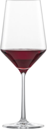 Ein elegantes Cabernet Rotweinglas aus der Pure-Serie, gefüllt mit Rotwein, in Frontalansicht.
