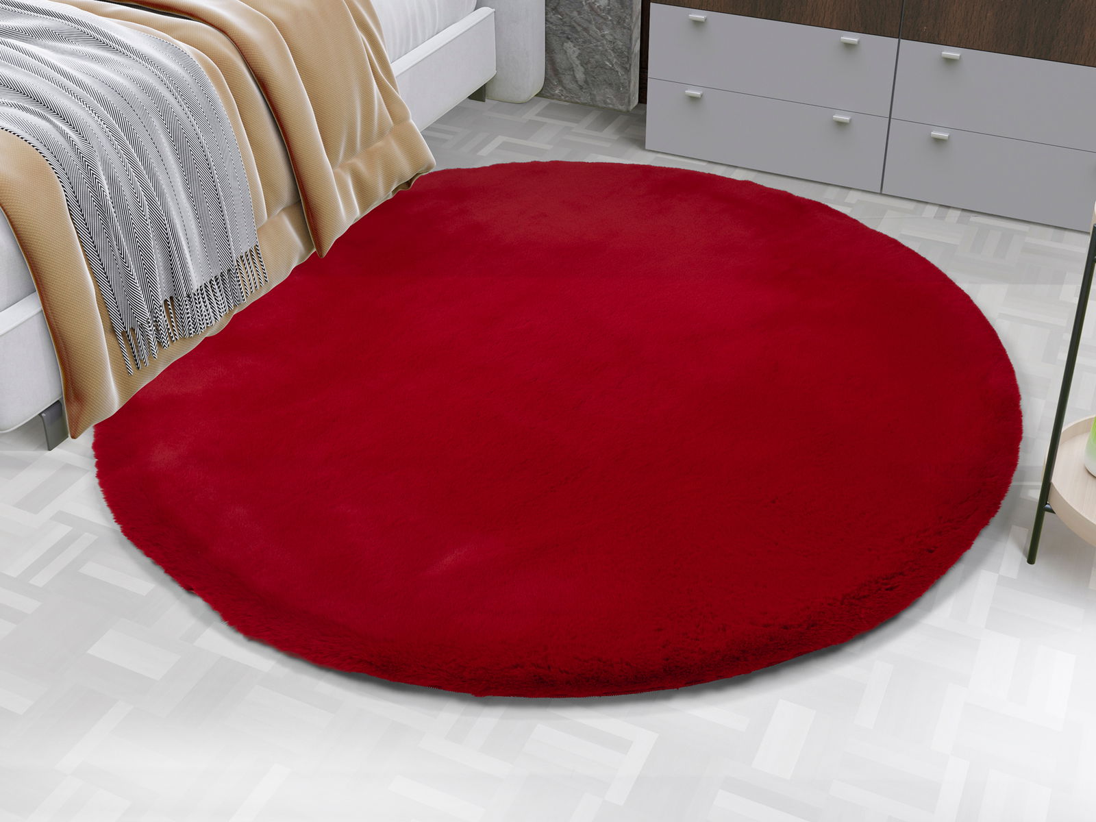 Runder roter Fellteppich auf einem hellen Boden, neben einem Bett und einer Kommode, aus der Vogelperspektive.