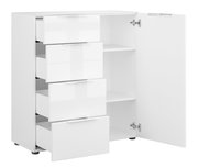 Weiße Kommode mit vier offenen Schubladen und einer geöffneten Tür, die zwei Regalböden zeigt, Perspektive von vorne.