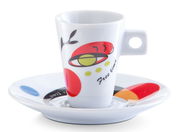 Espresso-Tasse mit buntem, abstraktem Design und passender Untertasse, seitliche Perspektive