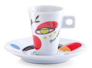 Espresso-Tasse mit buntem, abstraktem Design und passender Untertasse, seitliche Perspektive