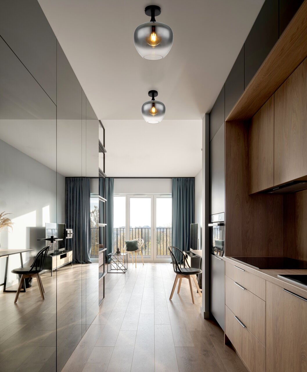 Moderne Deckenleuchte MAXY von Globo Lighting in einem stilvollen Wohnraum, von unten betrachtet.