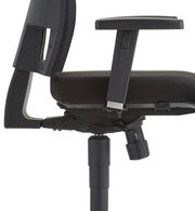 Seitenansicht eines schwarzen Drehstuhls mit Armlehne und verstellbarem Sitzmechanismus.