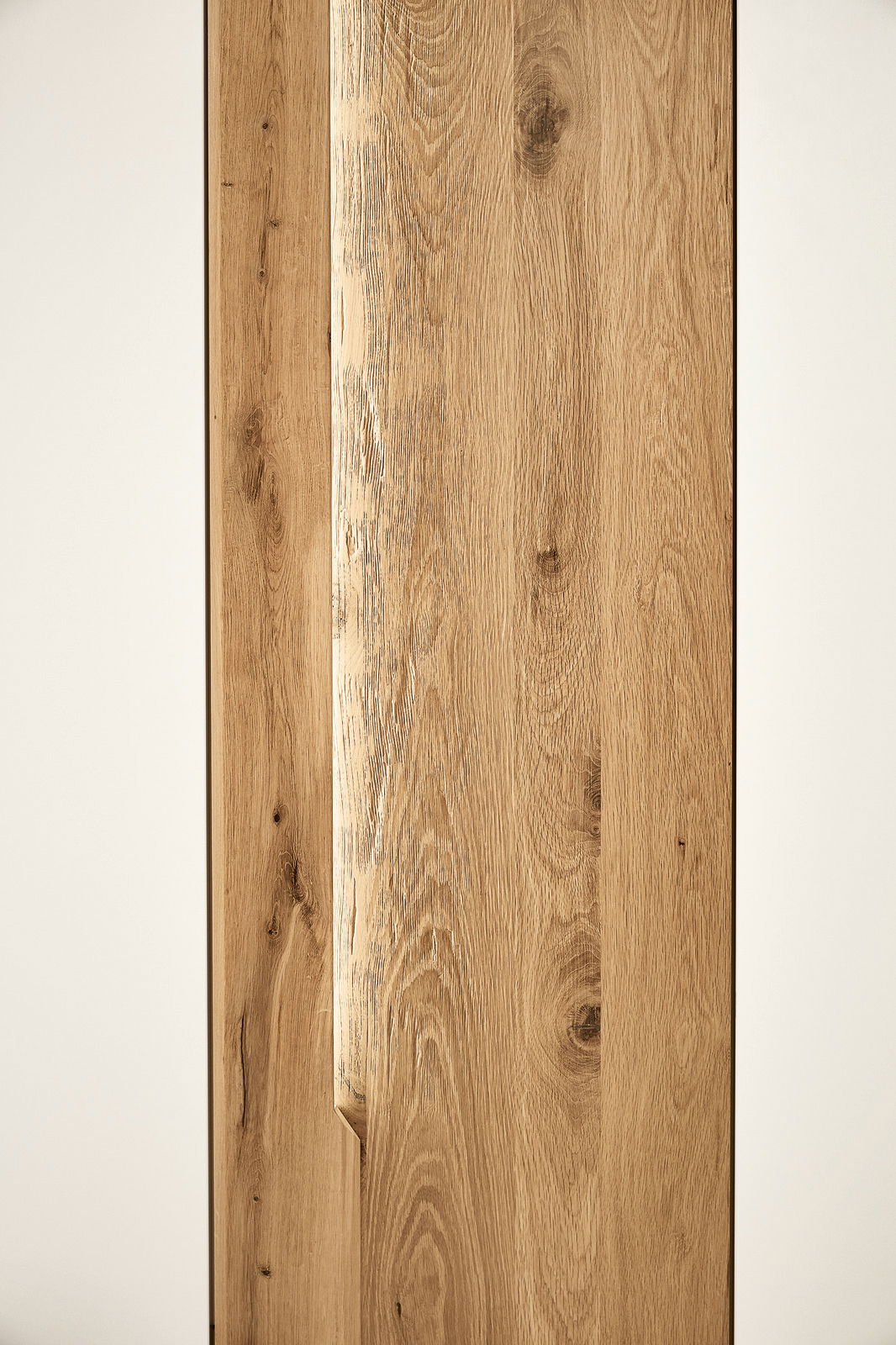 Nahaufnahme eines Drehtürenschranks mit Holzoptik, seitliche Perspektive