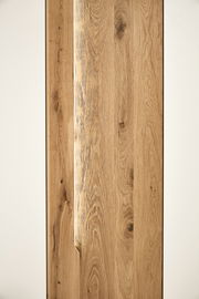 Nahaufnahme eines Drehtürenschranks mit Holzoptik, seitliche Perspektive