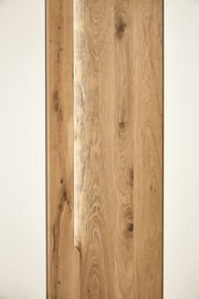 Nahaufnahme eines Drehtürenschranks mit Holzoptik, seitliche Perspektive