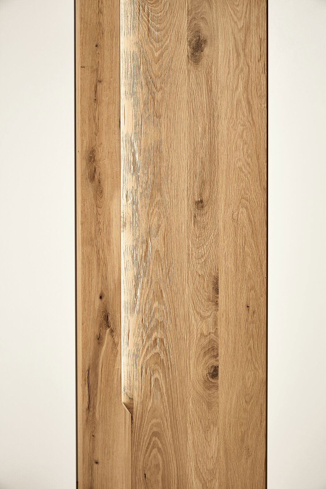 Nahaufnahme eines Drehtürenschranks mit Holzoptik, seitliche Perspektive