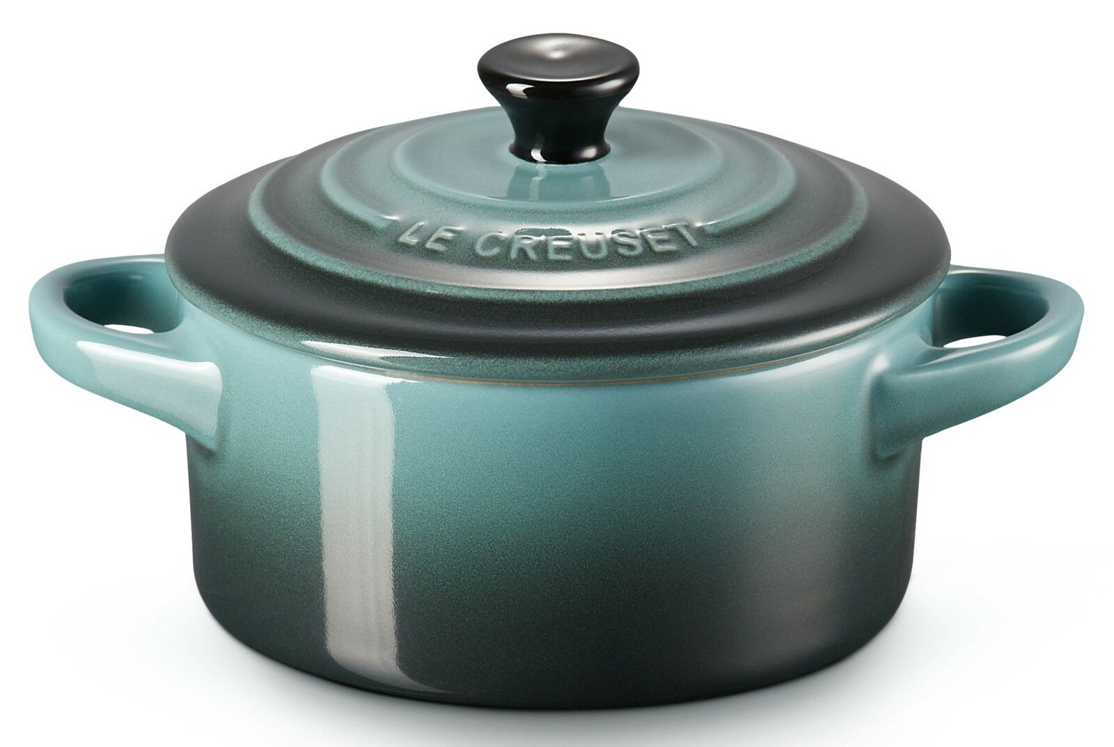 LE CREUSET Mini-Cocotte Tradition OCEAN Mini Cocotte Ocean von Le Creuset in einer schrägen Perspektive, die die glänzende Oberfläche und die seitlichen Griffe zeigt.