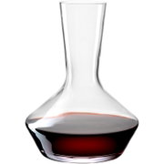 Eleganter Weindekanter aus Glas mit rotem Wein, seitliche Perspektive