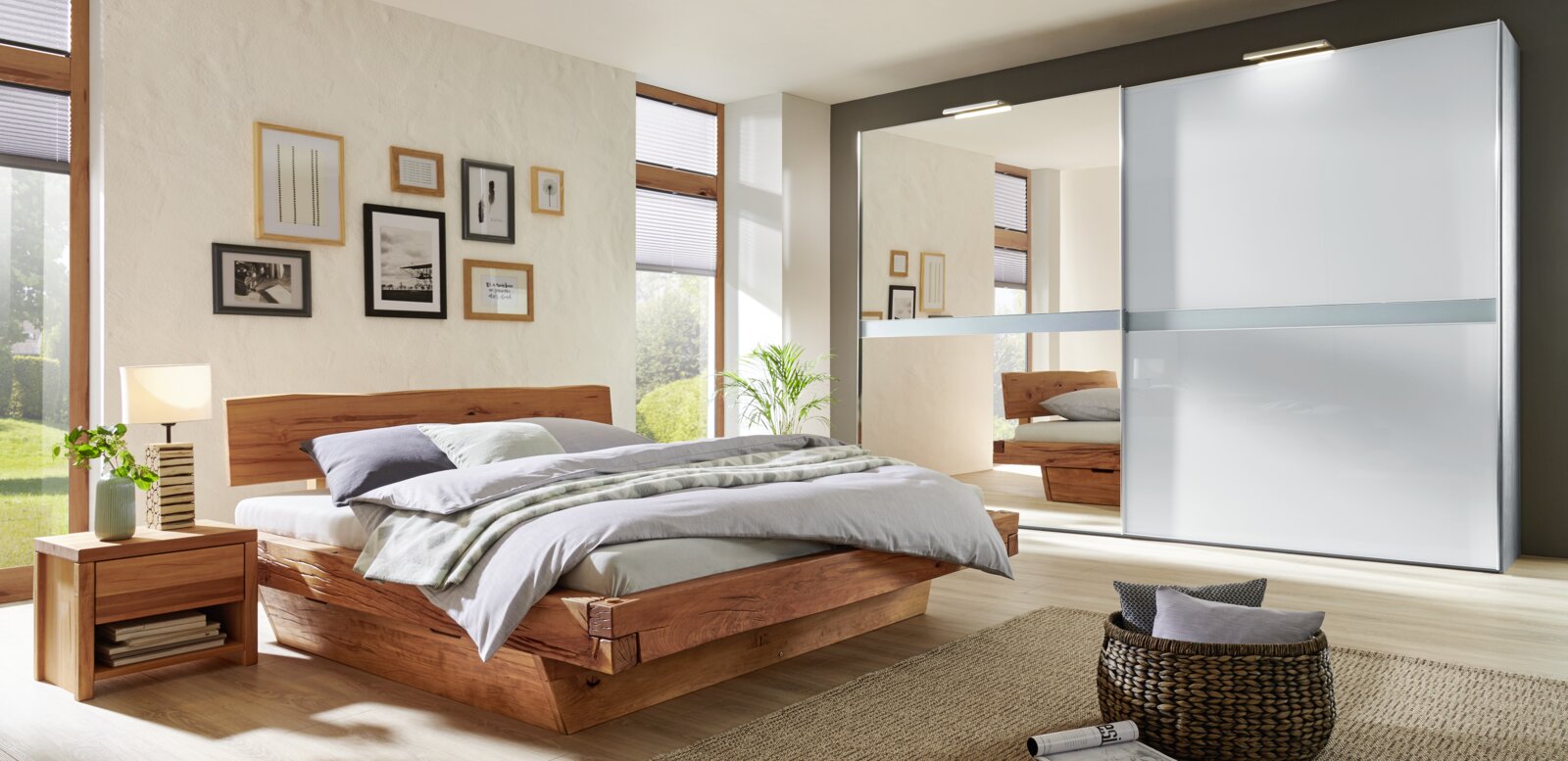 Linea Natura Nachtkästchen AMAZON Holz-Nachtkästchen mit Schublade und Ablagefläche, seitliche Perspektive, neben einem Bett in einem modern eingerichteten Schlafzimmer.