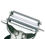 Nahaufnahme eines 2-in-1 Gemüseschälers aus Metall mit zwei Klingen, eine glatte und eine gezackte, in diagonaler Perspektive.