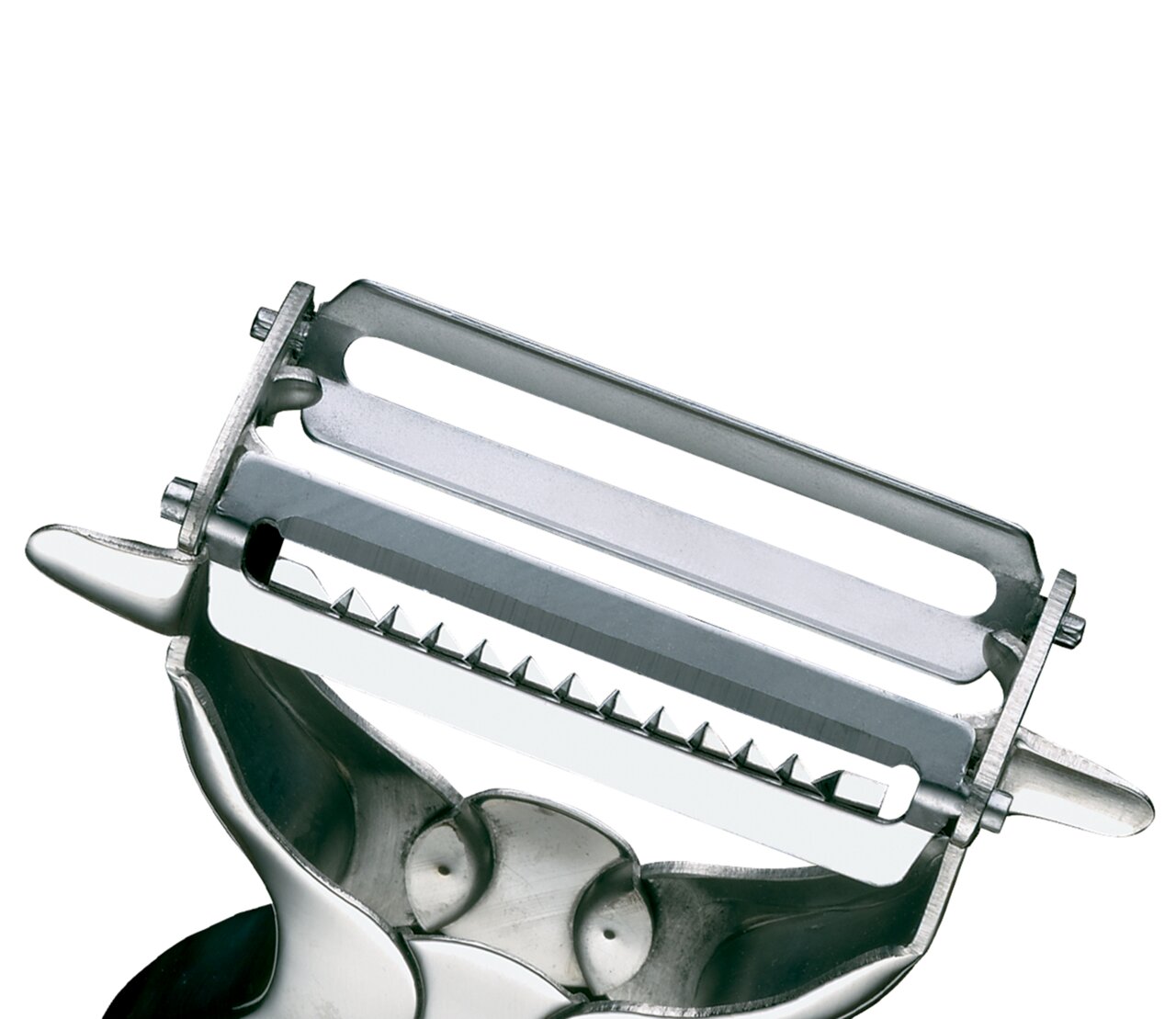 Nahaufnahme eines 2-in-1 Gemüseschälers aus Metall mit zwei Klingen, eine glatte und eine gezackte, in diagonaler Perspektive.