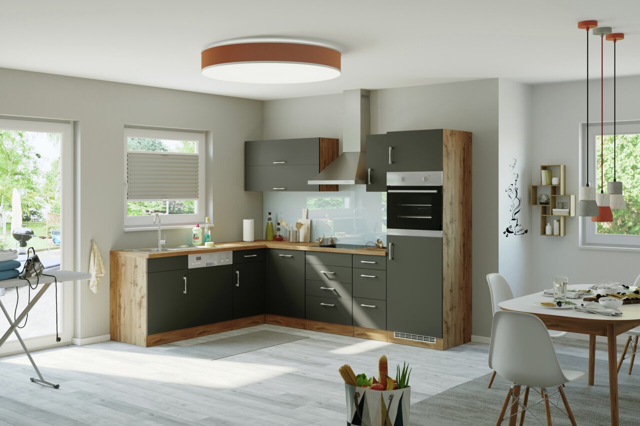 Moderne Eck-Küchenzeile in L-Form mit dunklen Fronten und Holzoptik, ausgestattet mit Herd, Backofen und Spüle, in einem hellen Raum mit Blick auf den Essbereich.