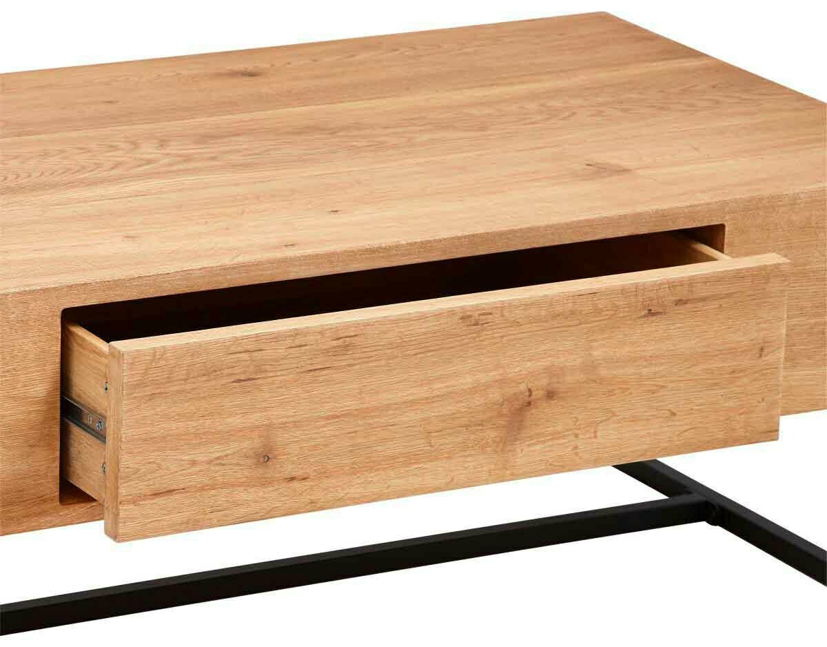 Nahaufnahme eines Couchtisches aus Holz mit einer geöffneten Schublade und einem schwarzen Metallgestell, seitliche Perspektive.