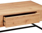 Nahaufnahme eines Couchtisches aus Holz mit einer geöffneten Schublade und einem schwarzen Metallgestell, seitliche Perspektive.