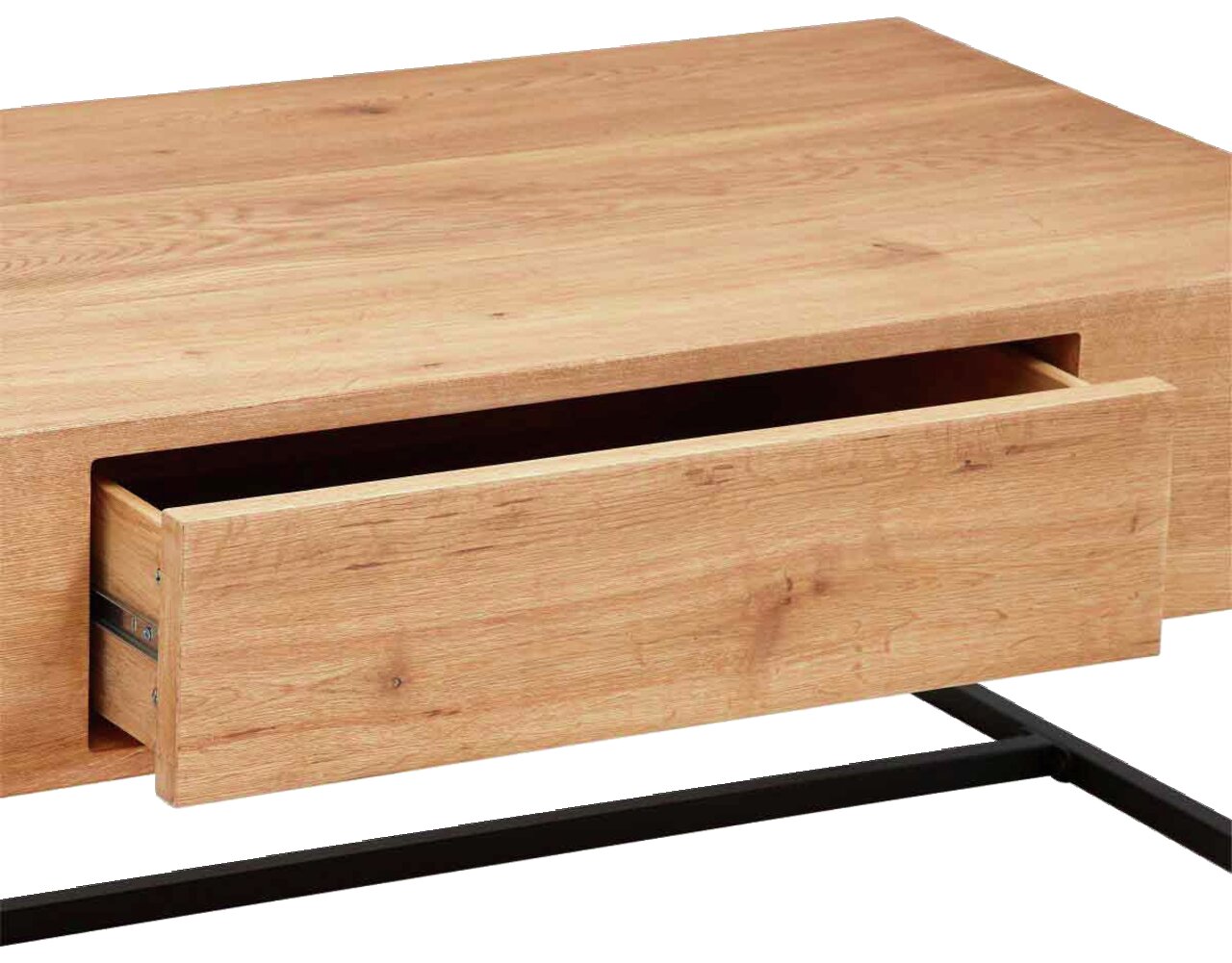 Nahaufnahme eines Couchtisches aus Holz mit einer geöffneten Schublade und einem schwarzen Metallgestell, seitliche Perspektive.