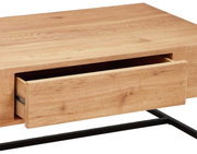 Nahaufnahme eines Couchtisches aus Holz mit einer geöffneten Schublade und einem schwarzen Metallgestell, seitliche Perspektive.
