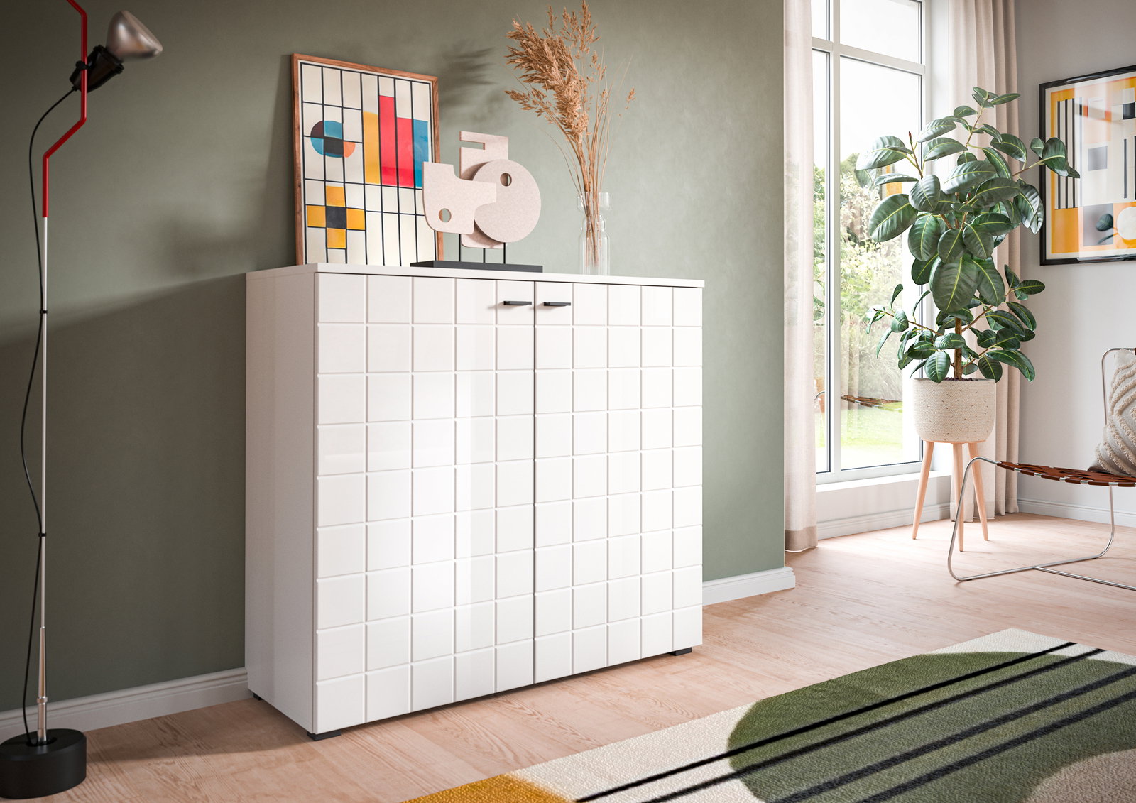 Weiße Kommode mit quadratischem Muster, dekoriert mit Kunstobjekten, in einem modernen Wohnzimmer mit Blick auf ein Fenster.