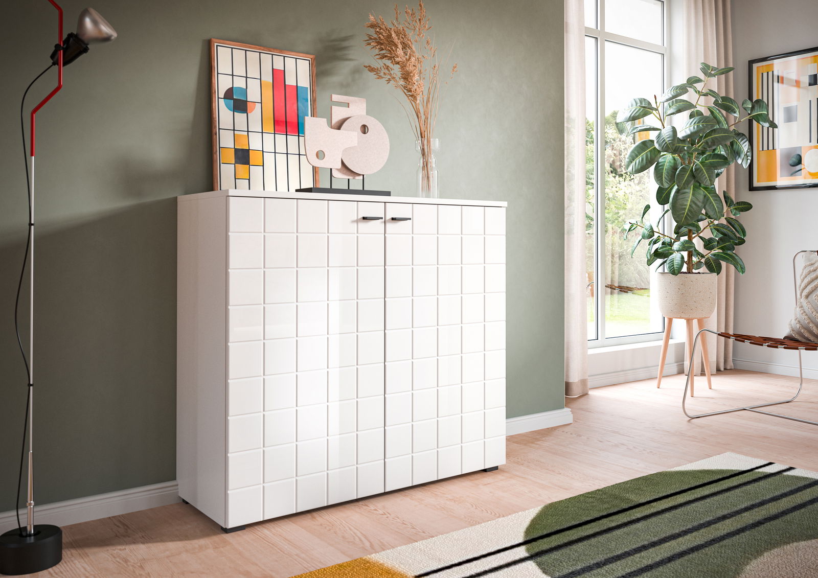 Weiße Kommode mit quadratischem Muster, dekoriert mit Kunstobjekten, in einem modernen Wohnzimmer mit Blick auf ein Fenster.