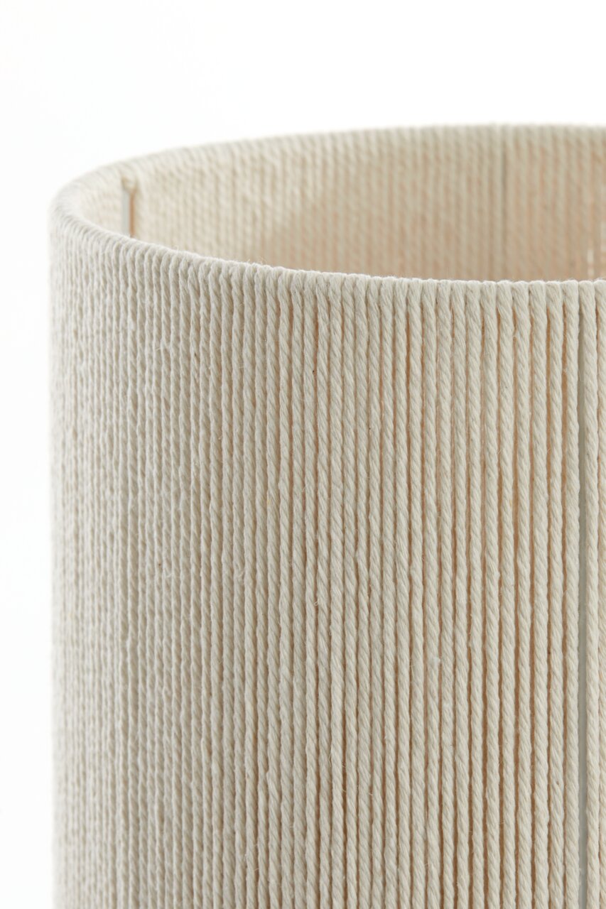 Close-up van een cilindervormige lampenkap van crèmekleurig, verticaal gewikkeld garen/touw tegen een witte achtergrond, perspectief: licht van bovenaf en vanaf de zijkant.