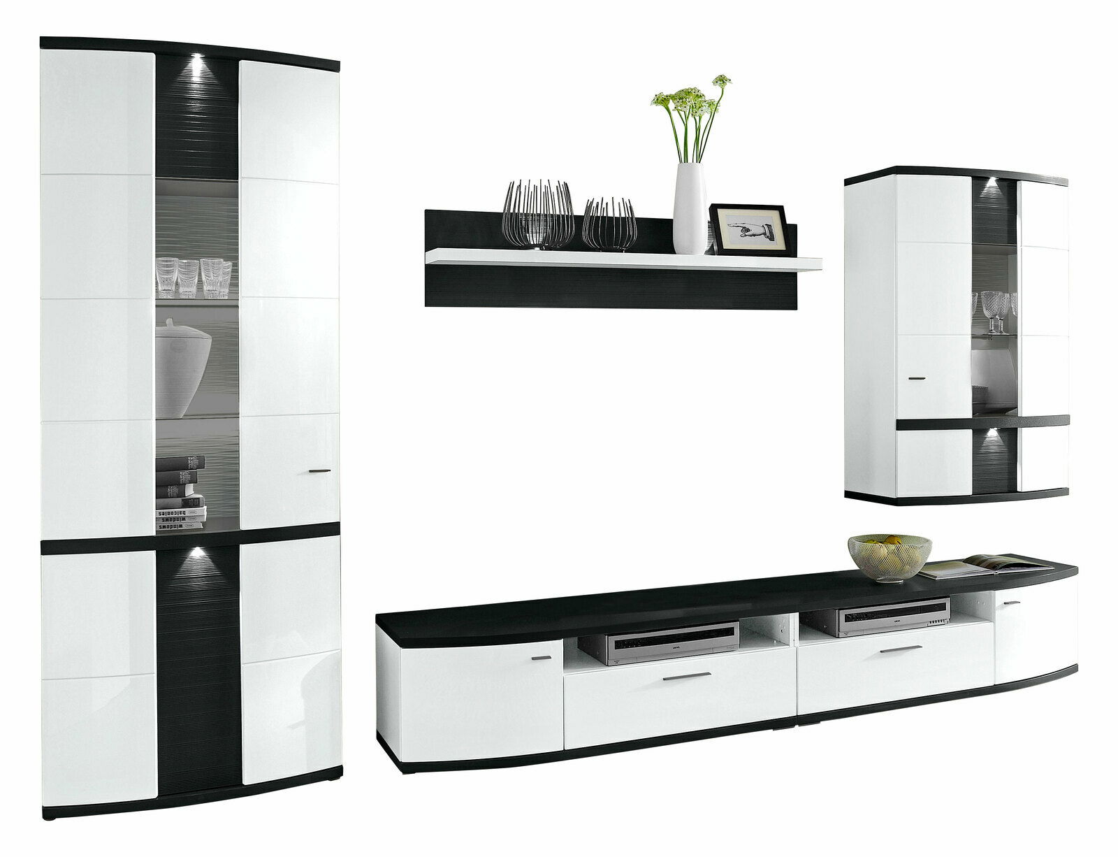 Zurbrüggen Wandkombination CABANA Moderne Wandkombination in Weiß und Schwarz mit Schränken, Regalen und Beleuchtung, frontal betrachtet.