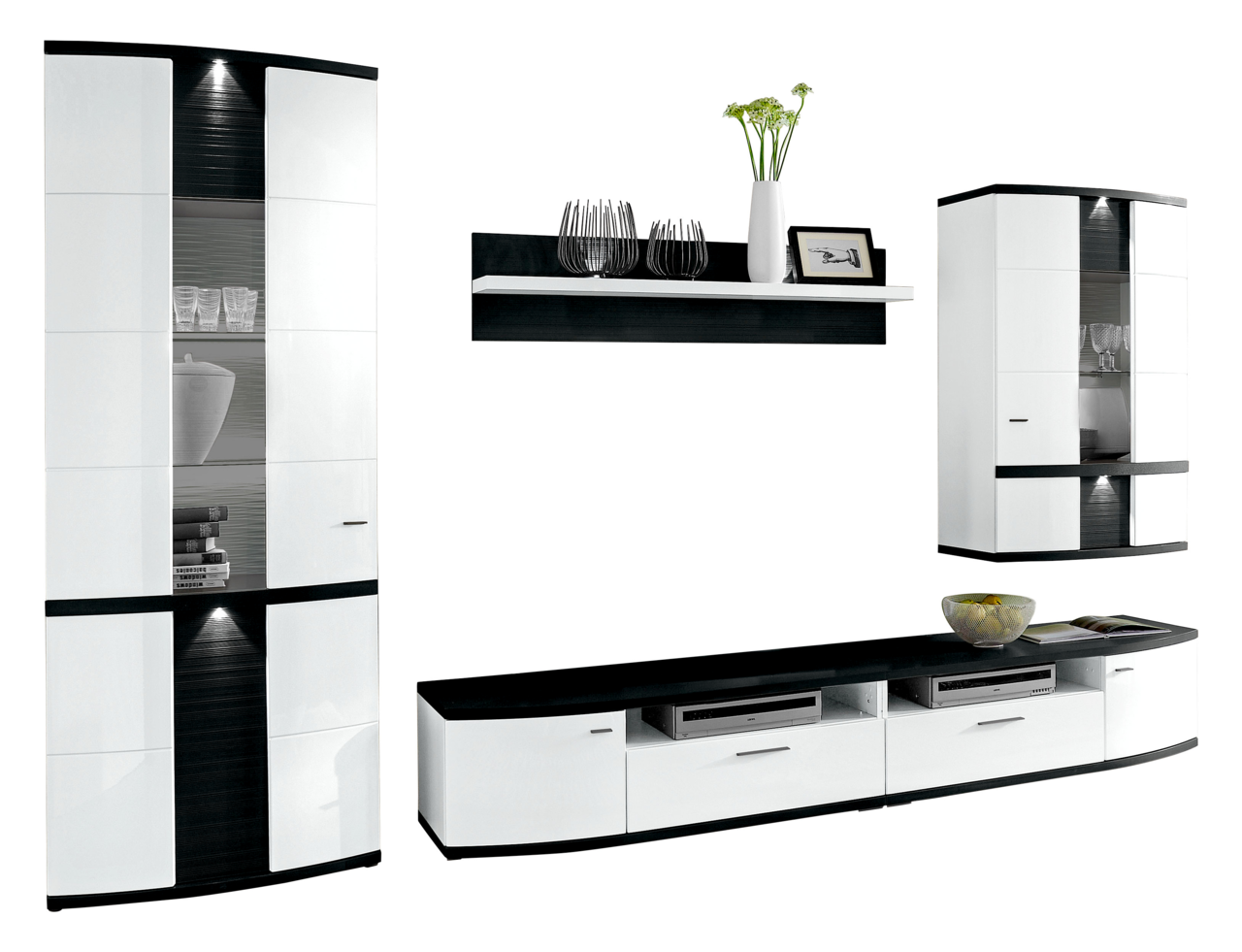 Moderne Wandkombination in Weiß und Schwarz mit Schränken, Regalen und Beleuchtung, frontal betrachtet.