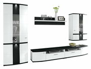 Moderne Wandkombination in Weiß und Schwarz mit Schränken, Regalen und Beleuchtung, frontal betrachtet.