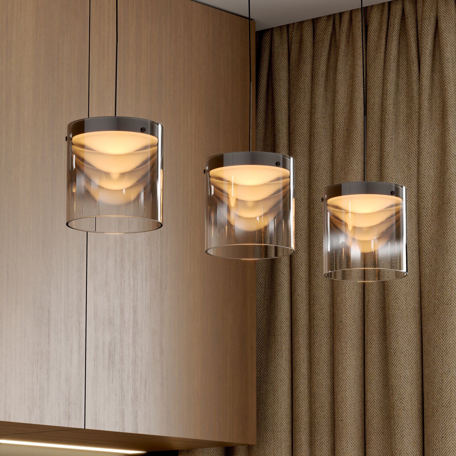 Drei moderne Pendelleuchten mit zylindrischem, getöntem Glas-Schirm und warmem Licht über Holzverkleidung und Vorhang, perspektivisch in leichter Untersicht von vorn aufgenommen