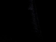 Nahaufnahme eines schwarzen Fellteppichs mit weicher Textur, seitliche Perspektive