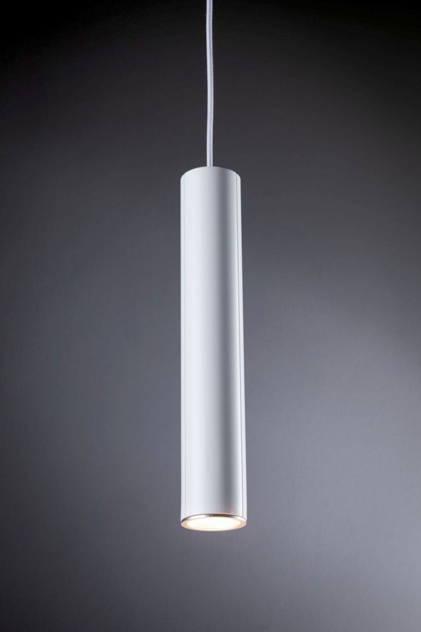Zylindrische, weiße Pendelleuchte aus der Seitenperspektive, hängend an einem Kabel, mit leuchtendem Lichtaustritt nach unten.
