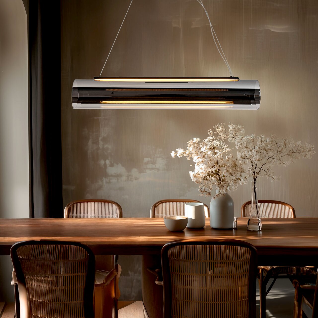 Moderne LED-Hängeleuchte über einem Esstisch, seitliche Perspektive